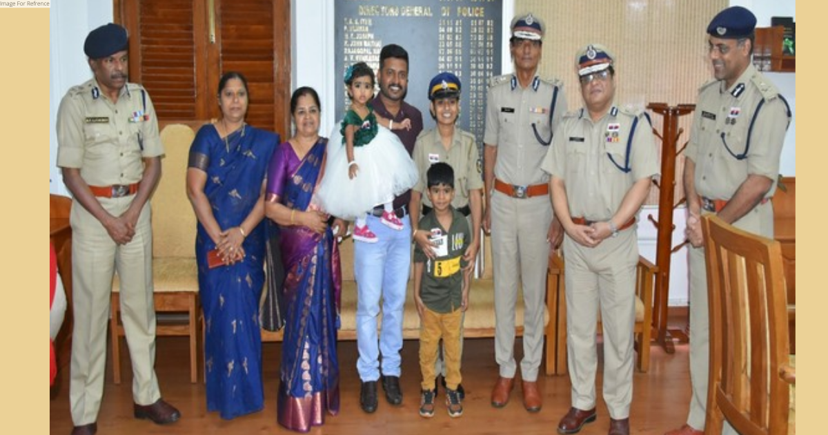 Woman cop breastfeeds famished infant, gets felicitated by police chief